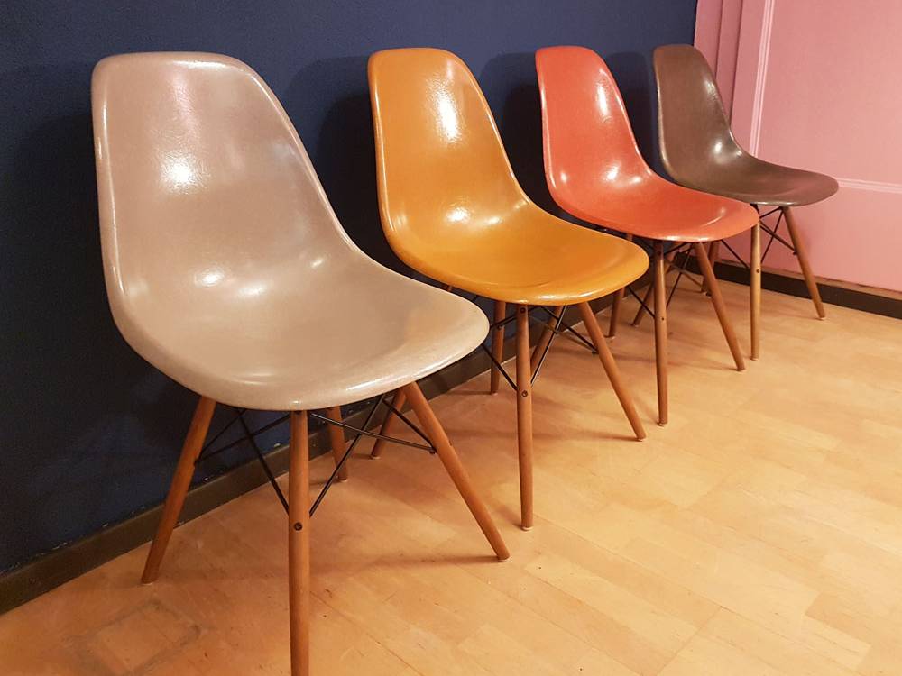 4 chaises-eames-multicolores-odile vintage vevey