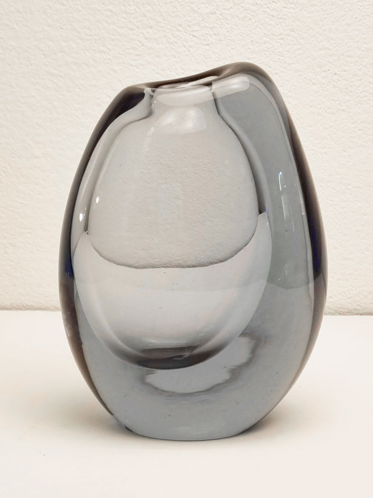 vase-kosta-lindstrand-gris-bleu-face galerie odile vevey