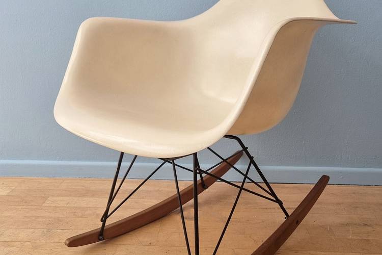 rocking chair-eames-creme-hm-zeeland galerie odile vevey