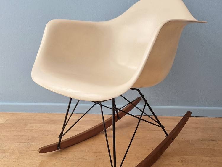 rocking chair-eames-creme-hm-zeeland galerie odile vevey