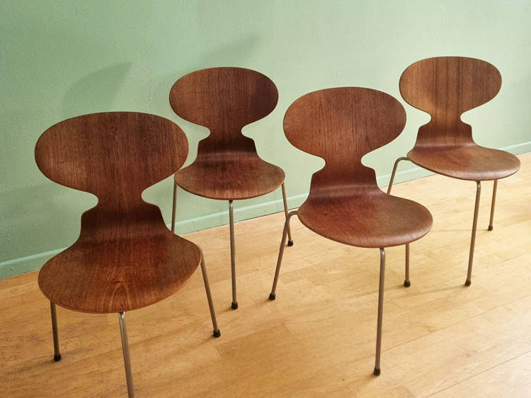4-ant-chairs-jacobsen galerie odile vevey